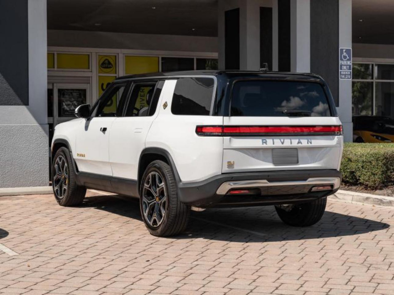 Rivian R1S